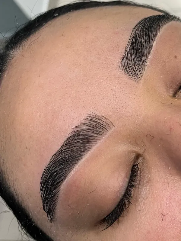 Cejas con hilo, de cerca