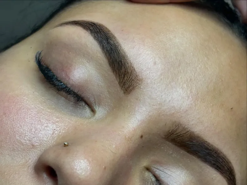 Cejas con henna hechas por Kliz Studio