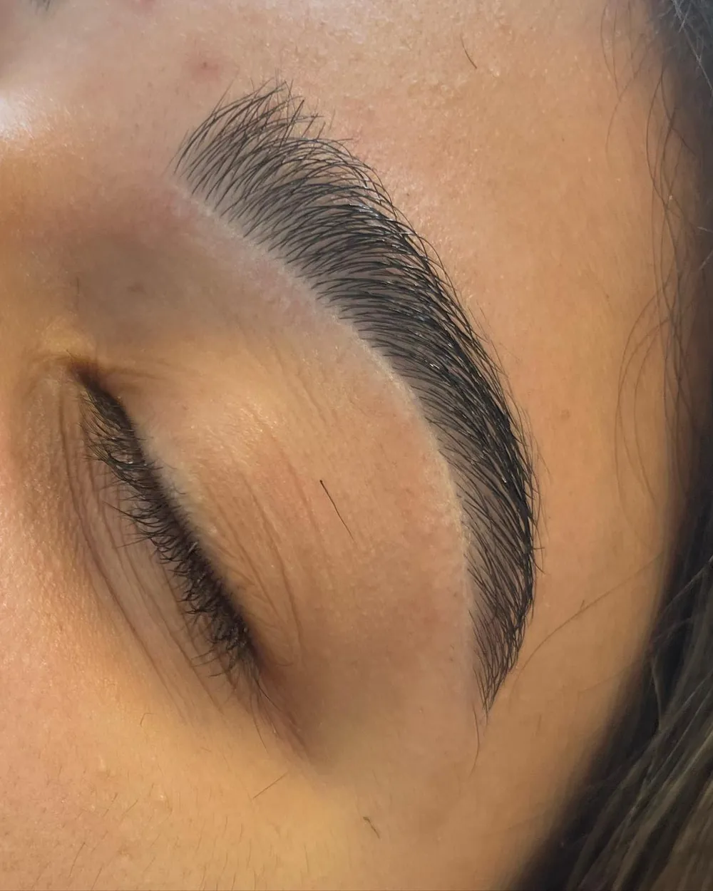 Cejas diseñadas por Kliz Studio, de cerca