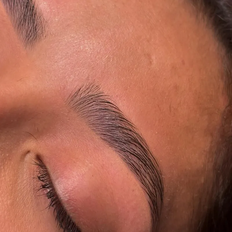 Cejas con hilo hechas por Kliz Studio, limpias y sin color