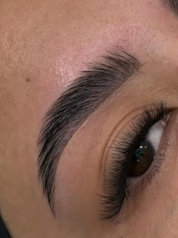 Laminado de cejas, peinadas hacia arriba